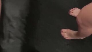 Sexwaetige Maadels am Sofa abgefickt