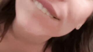 Sexwaetige Maadels am Sofa abgefickt
