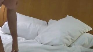 Zierliche Braenette poppt im fremden Ehebett