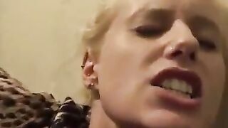يستغل غياب مراته و ينيك امها الميلف و يمتعها بكل الاوضاع
