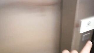 Fremden Mann im Lift zum Ficken aufgerissen