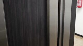 Fremden Mann im Lift zum Ficken aufgerissen