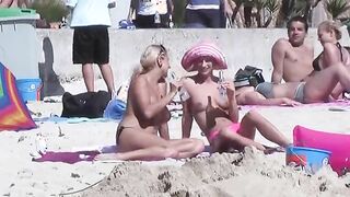 Pralle aarsche und heiage Fotzen am FKK Strand