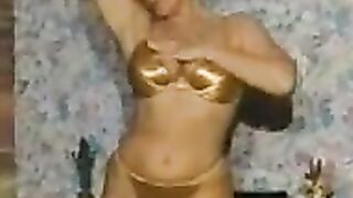 Reifere Frau hat gerne was in der Maase