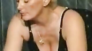 Reifere Frau hat gerne was in der Maase