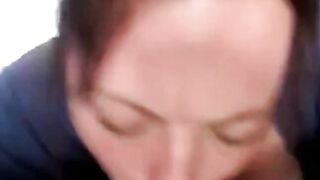 Vollbusige Braenette reitet und blaast intensiv
