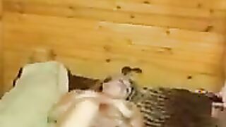Gelangweilte Blondine sexuell befriedigt