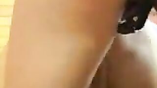 Gelangweilte Blondine sexuell befriedigt