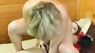 Gelangweilte Blondine sexuell befriedigt