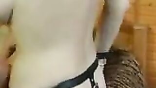 Gelangweilte Blondine sexuell befriedigt