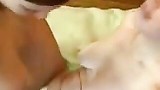Gelangweilte Blondine sexuell befriedigt