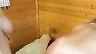 Gelangweilte Blondine sexuell befriedigt