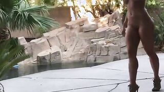 Haebsches Bikiniluder macht es im Freien