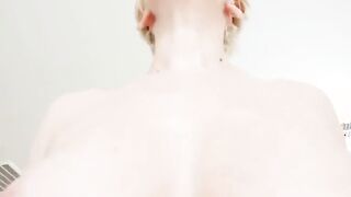 Rasierte Blondine genieagt den geilen Fick
