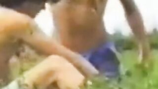Twink Handjob auf der Wiese