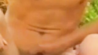 Twink Handjob auf der Wiese