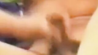 Twink Handjob auf der Wiese
