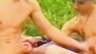Twink Handjob auf der Wiese