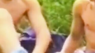 Twink Handjob auf der Wiese