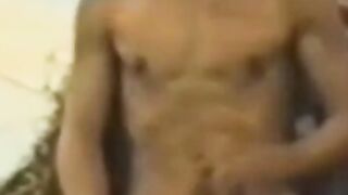 Twink Handjob auf der Wiese