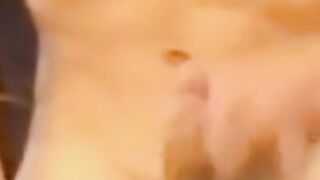 Twink Handjob auf der Wiese