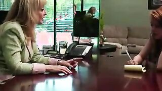 Rothaarige MILF-Lesben