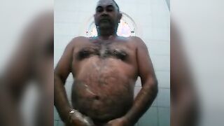 Osito caliente con una gran polla se ducha y se pajea.
