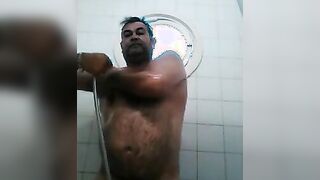 Osito caliente con una gran polla se ducha y se pajea.