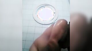 Osito caliente con una gran polla se ducha y se pajea.