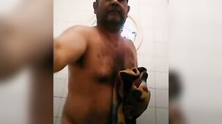 Osito caliente con una gran polla se ducha y se pajea.