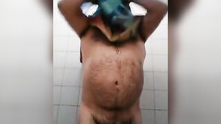Osito caliente con una gran polla se ducha y se pajea.