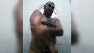 Osito caliente con una gran polla se ducha y se pajea.