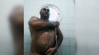 Osito caliente con una gran polla se ducha y se pajea.