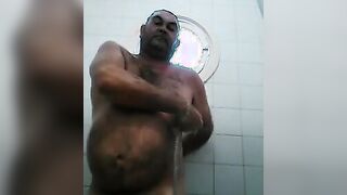 Osito caliente con una gran polla se ducha y se pajea.