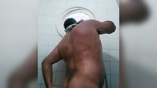 Osito caliente con una gran polla se ducha y se pajea.