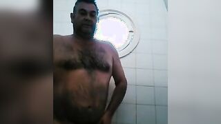 Osito caliente con una gran polla se ducha y se pajea.
