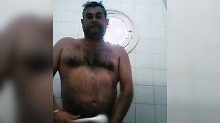 Osito caliente con una gran polla se ducha y se pajea.