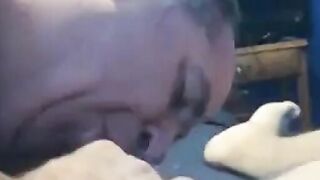 Maduro recibe una mamada de un oso amateur