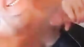 Ausgeflipptes Luder im Baero durchgevaagelt