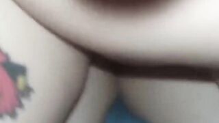 Eine junge dicktittige Schlampe gebumst