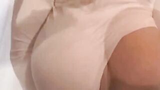 Feuchte Blondine laasst ihre Euter schaukeln