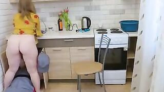 Handwerker bumst mich hart in der Kaeche