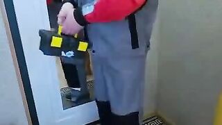 Handwerker bumst mich hart in der Kaeche