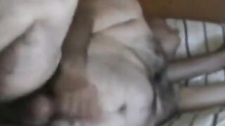 Osos maduros en la cama: follando sin condón