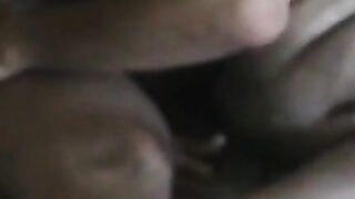 Osos maduros en la cama: follando sin condón