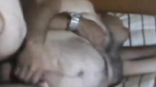 Osos maduros en la cama: follando sin condón