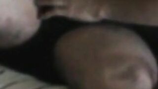 Osos maduros en la cama: follando sin condón