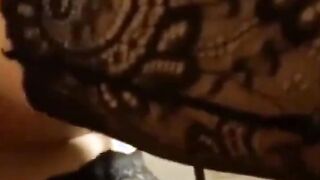 Heiße deutsche Brünette im POV-Blowjob mit Sperma auf den Titten
