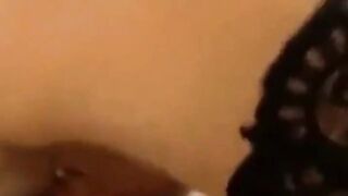 Heiße deutsche Brünette im POV-Blowjob mit Sperma auf den Titten