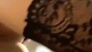 Heiße deutsche Brünette im POV-Blowjob mit Sperma auf den Titten